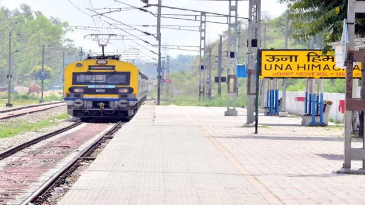 Himachal Train Service: बरसात ने धीमी की ट्रेनों की रफ्तार, जलभराव के कारण देरी से ऊना पहुंची ये दो प्रमुख ट्रेन