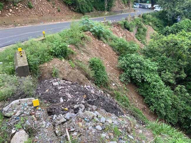 लोक निर्माण विभाग कांगड़ा की ओर से पुराना कांगड़ा मार्ग में गंदगी बिखेर दी।