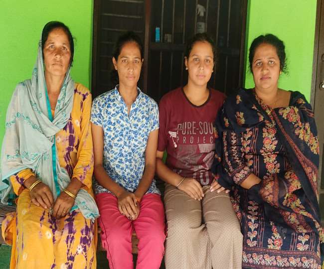 हाकी खिलाड़ी 20 वर्षीय रिया व 17 वर्षीय रश्मि अपनी मां व बड़ी बहन के साथ।