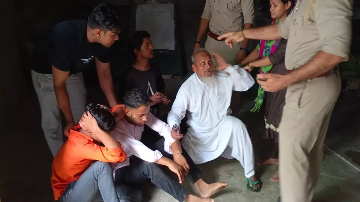 Shahjahanpur: सरकारी मदरसे में काट रहे थे पशु, मौलाना समेत चार गिरफ्तार