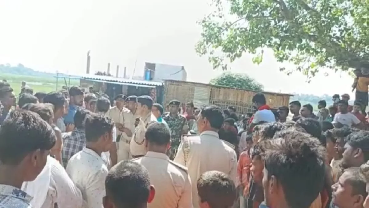 Bihar Crime: पश्चिम चंपारण में महावीरी झंडे के साथ अभद्रता, इलाके में तनावपूर्ण स्थिति