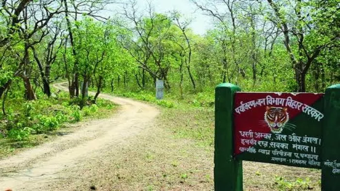 तिरहुत प्रमंडल अंतर्गत पश्चिम चंपारण अपनी भौगोलिक विशेषता व इतिहास के लिए प्रसिद्ध है।