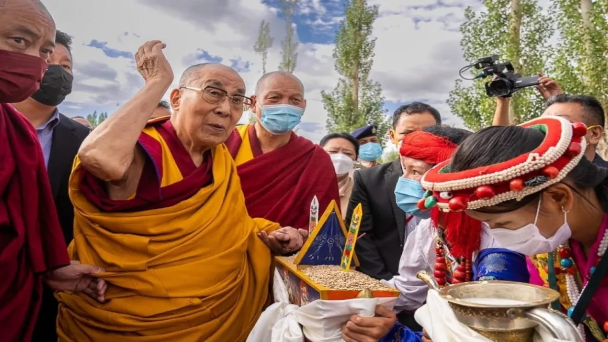 Dalai Lama Ladakh Tour: लद्दाख में दलाई लामा के स्वागत में लहराए गए तिब्बत के झंडे, चीन को लगेगी मिर्ची
