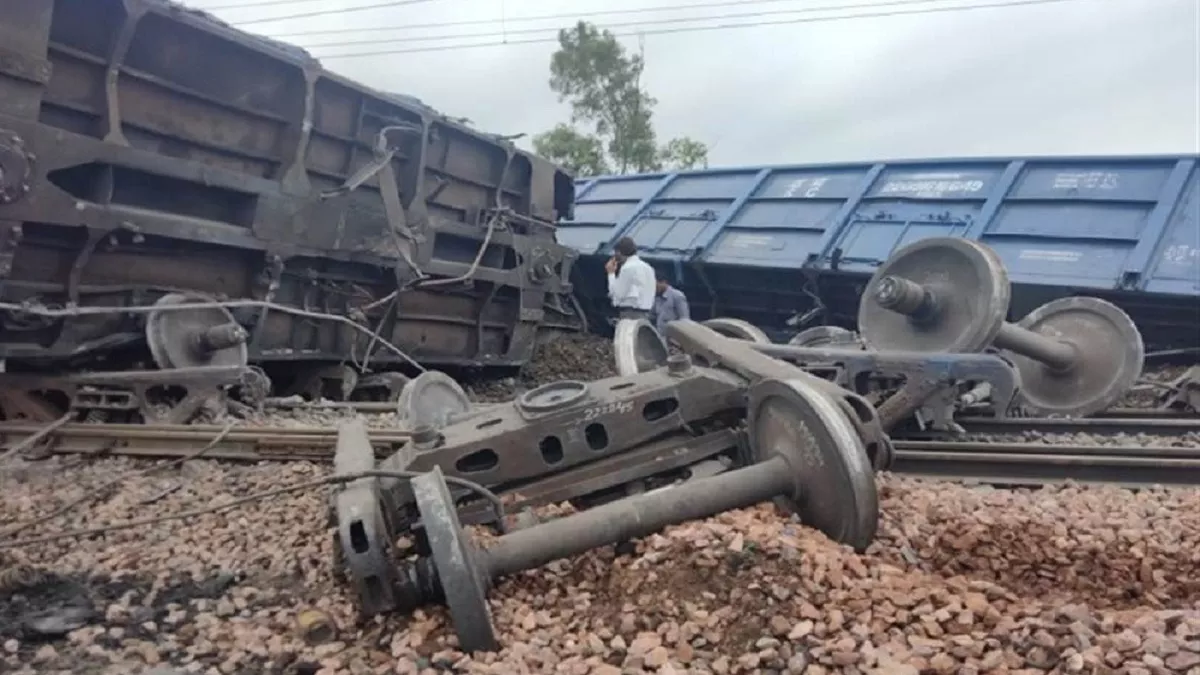 Delhi-Rohtak रेलवे लाइन पर मालगाड़ी की बोगियां उतरने से रेल यातायात प्रभावित, कैंसिल हुई ट्रेनों की देखें लिस्ट