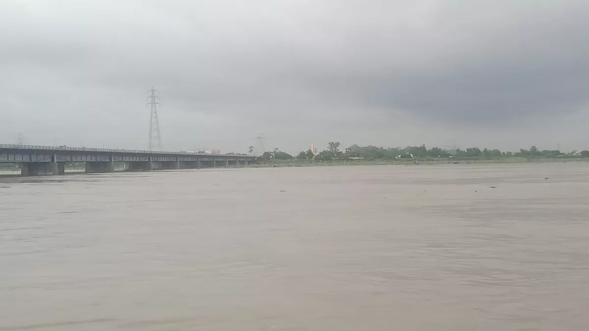 Hapur: गंगा ने दिखाया रौद्र रूप, खतरे के निशान के पास पहुंचा जलस्तर; गांव में पानी घुसने से कई परिवारों पर संकट