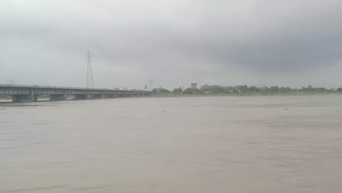 गंगा ने दिखाया रौद्र रूप, खतरे के निशान के पास पहुंचा जलस्तर।