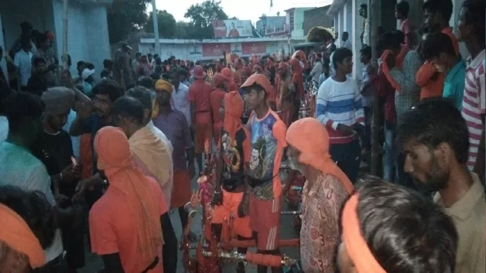 Stone pelting on Kanwariyas in Bareilly: बवाल के दौरान मौजूद कांवड़िए व पुलिस फोर्स। जागरण