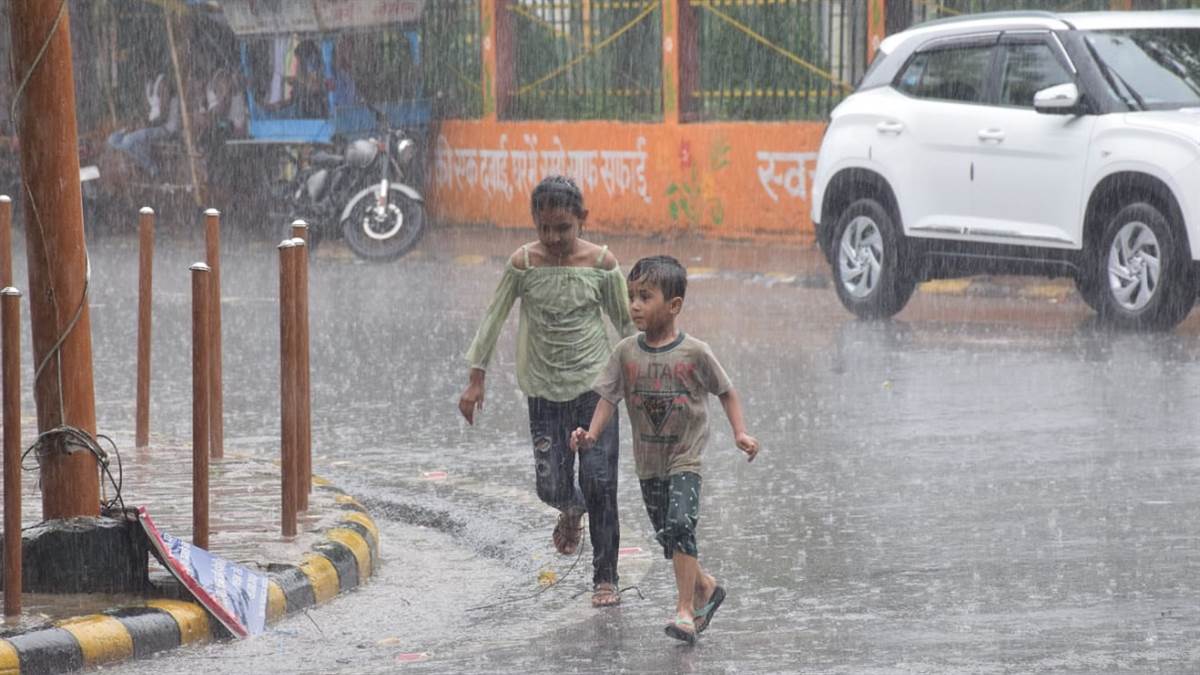 Weather Forecast Kanpur सुबह से मंडरा रहे थे बादल और दोपहर होते ही