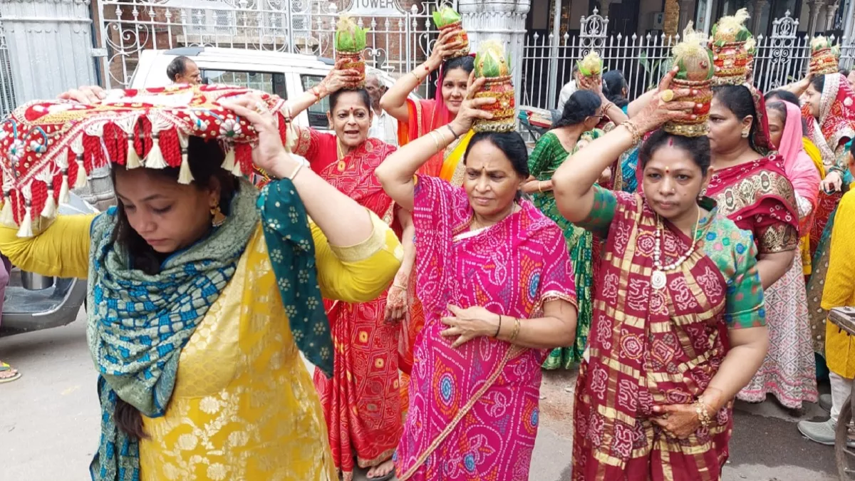 Kanpur News : पंचानिक महोत्सव पर निकाली ध्वजा यात्रा, महिलाओं ने मंगल गीतों से भक्तिमय किया माहौल
