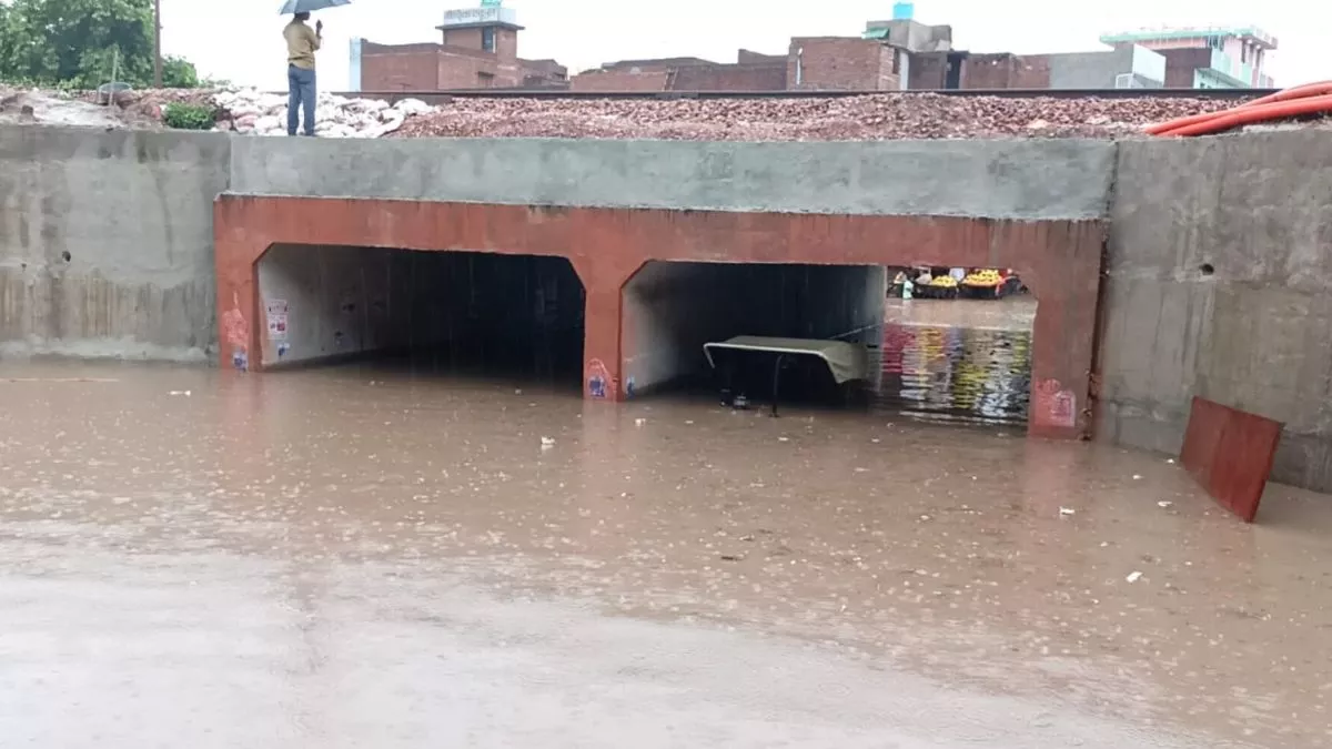 Weather Update: आगरा मंडल में जमकर हुई बारिश, फिरोजाबाद की पुलिया में ट्रैक्टर डूबा