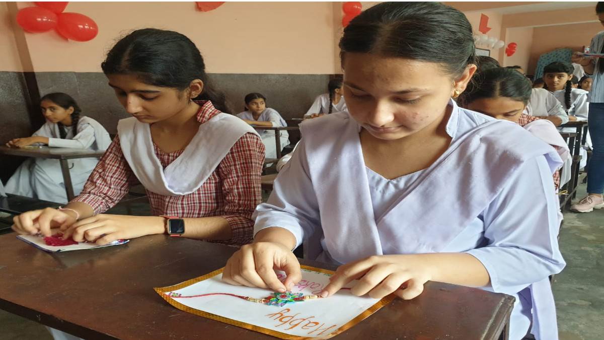 https://www.jagranimages.com/images/newimg/07082022/07_08_2022-rakhi_making_competition_22961202.jpg