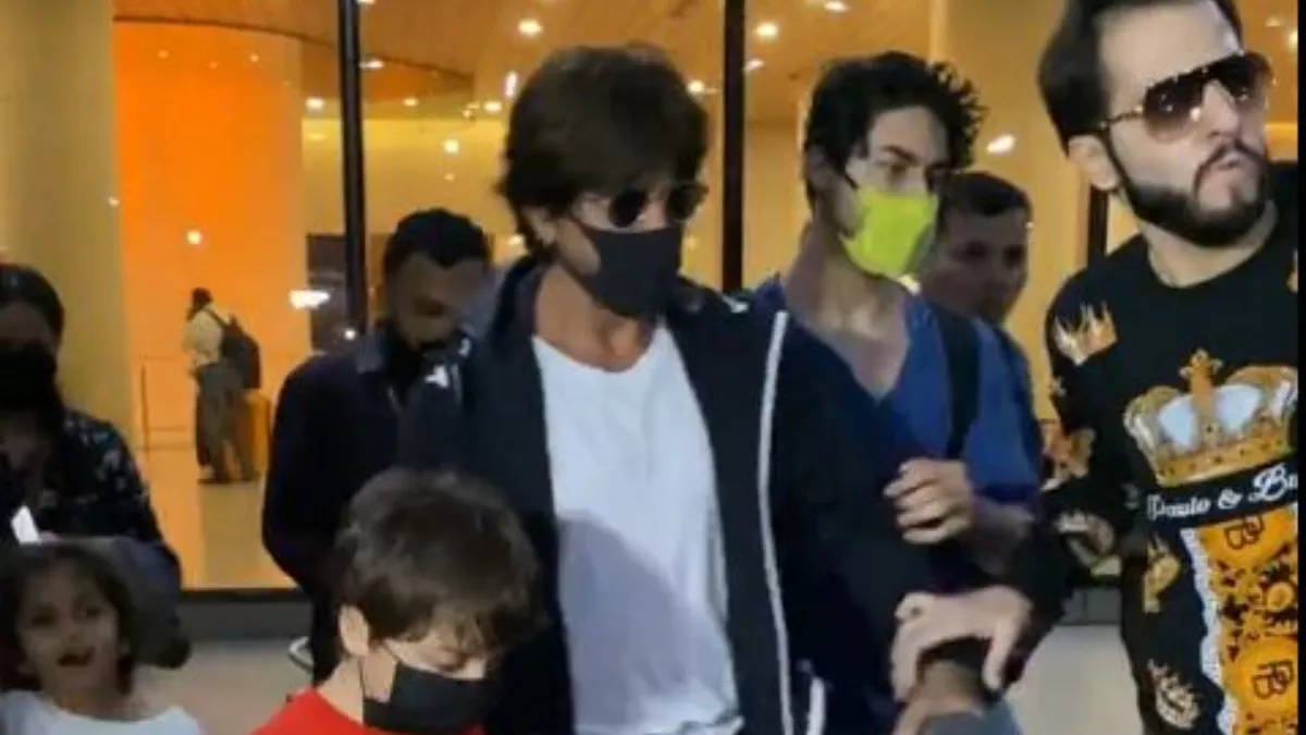Shah Rukh Khan Fan Misbehaved: शाह रुख खान के साथ फैन ने की 'बदसलूकी', आर्यन खान ने किया 'बचाव', देखें वीडियो