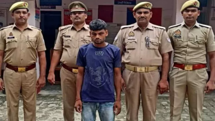 मिश्रौलिया थाने पर पुलिस गिरफ्त में बहन की हत्या का आरोपित धर्मेन्द्र।- जागरण