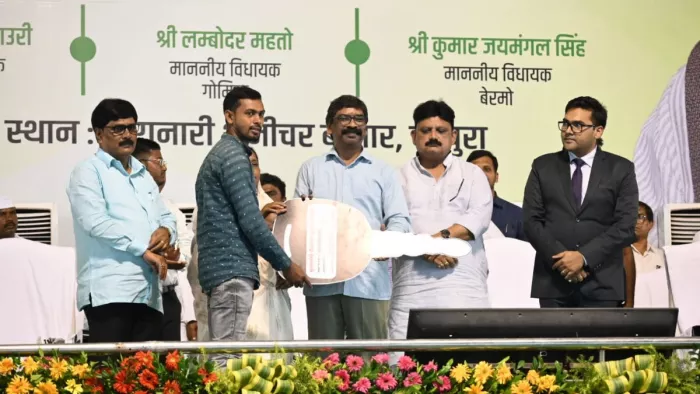 बोकारो के चंद्रपुरा प्रखंड के तारानारी में आयोजित कार्यक्रम शामिल हुए मुख्यमंत्री। (जागरण फोटो)