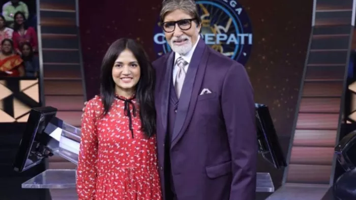 KBC 15 के सेट पर अमिताभ बच्चन के साथ प्रिया पाटिल। फोटो- टीम केबीसी