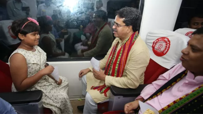 मुख्यमंत्री ने आम आदमी की तरह इस बच्ची के साथ ट्रेन में यात्रा की। (फोटो- मणिक साहा फेसबुक पेज)