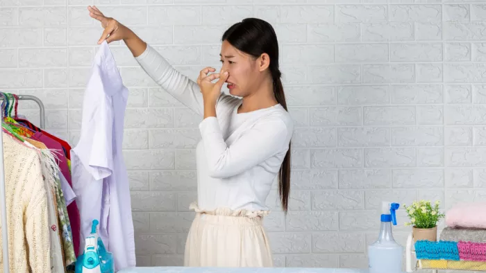 Monsoon Clothes care Tips: कपड़ों से आने वाली बदबू को ऐसे करें दूर