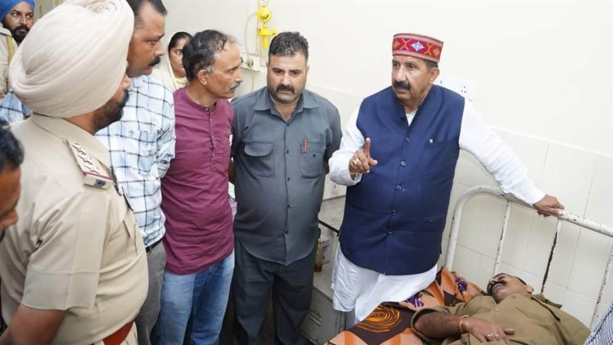 deputy cm mukesh agnihotri came to meet the victim bus driver after stopping the convoy thar driver had assaulted him