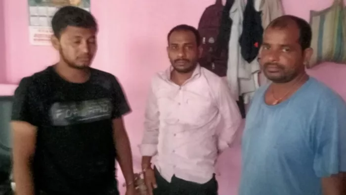 शंभुगंज थाना परिसर में पुलिस हिरासत में राजेश साह, अभिनव एवं दिवाकर। जागरण