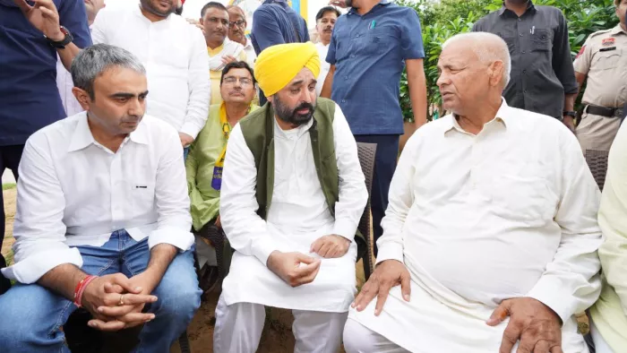 Haryana News: विनेश फोगाट के चाचा महावीर फोगाट से मिले पंजाब के मुख्यमंत्री भगवंत मान।