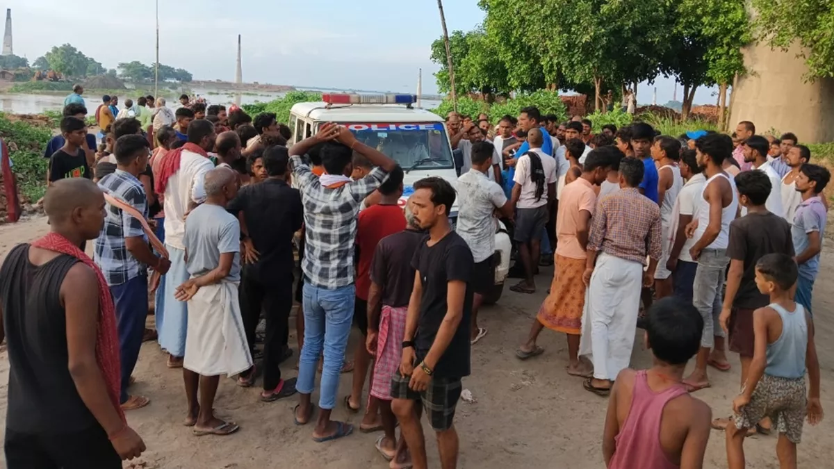 Patna News: बालू लदी नावों से रंगदारी वसूली में भिड़े दो गुट, जमकर फायरिंग में चार घायल; एक लापता