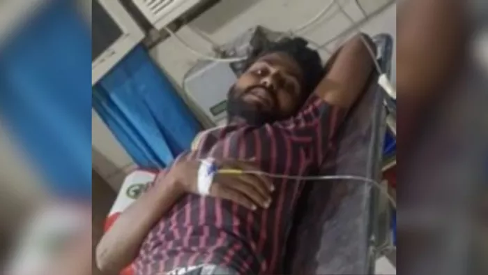 जिला संयुक्त चिकित्सालय शिकोहाबाद में बुधवार को भर्ती मुठभेड़ में घायल दुष्कर्म का आरोपित समीर। जागरण