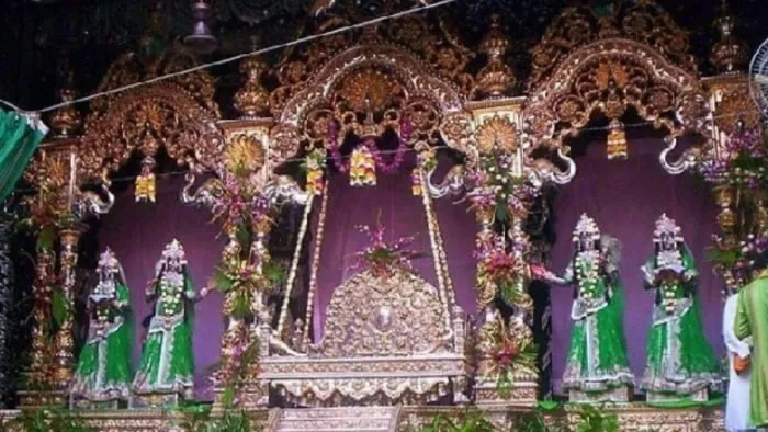 आज स्वर्ण रजत हिंडोल में दर्शन दे रहे हैं ठाकुर बांकेबिहारी।
