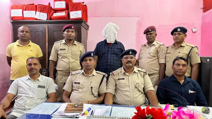 अंतरराज्यीय शातिर चोर के बारे में जानकारी देते जीआरपी थाना प्रभारी सुहैल खान।