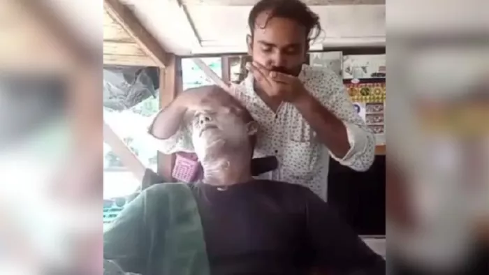 मसाज के दौरान मुंह से थुक निकालता यूसुफ। वीडियो ग्रैब