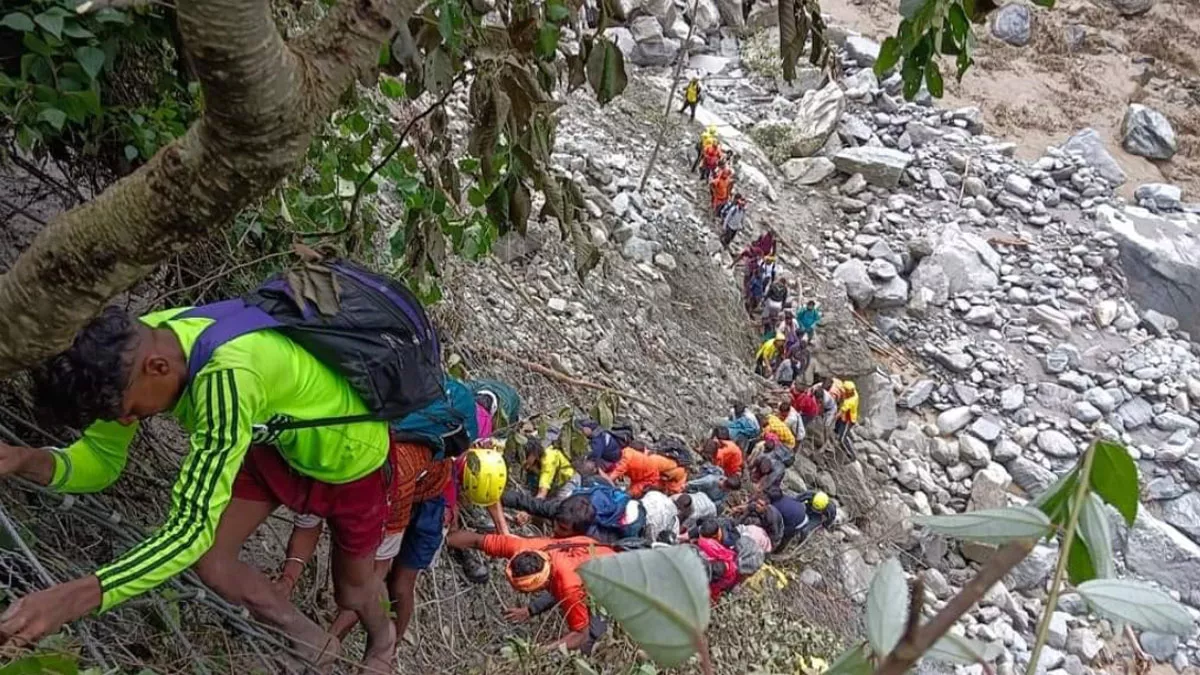 Kedarnath Dham: जंगल में फंसे यात्रियों के लिए देवदूत बने त्रियुगीनारायण के युवा, 13 की बचाई जान