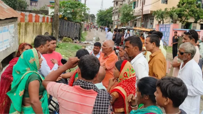 प्रेमिका के साथ पति को पत्नी ने किराये के मकान में पकड़ा, मचा बवाल। (जागरण फोटो)