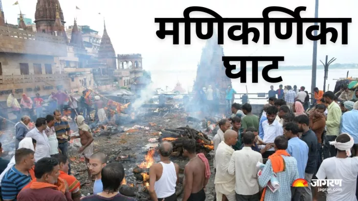 मणिकर्णिका घाट पर भरा गंगा का पानी शवदाह छत पर होने लगा। जागरण