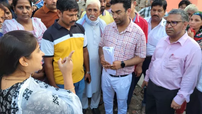 खुर्जा के आवास विकास कॉलोनी में अधिकारियों द्वारा हटाई मूर्ति को लेकर अधिकारियों से वार्ता करती विधायक मीनाक्षी सिंह। जागरण