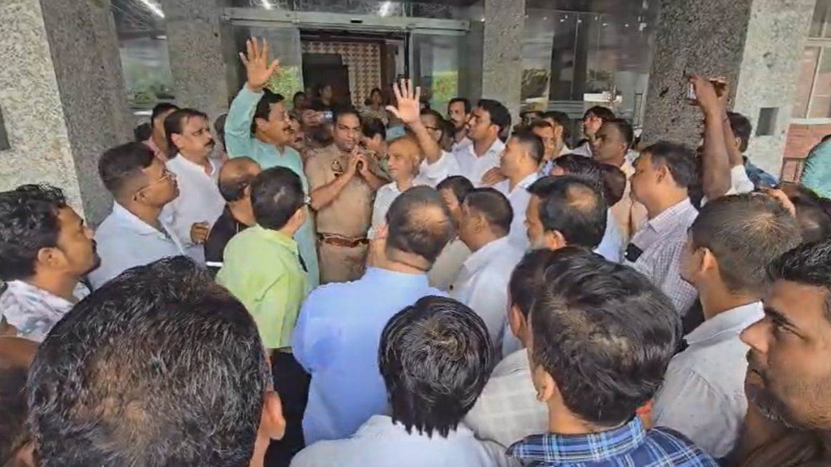 kanpur news employees stopped work after misbehaving with municipal commissioner demand for arrest