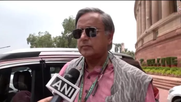 विनेश फोगाट के फाइनल से बाहर होने पर शशि थरूर का बयान (फोटो-ANI)