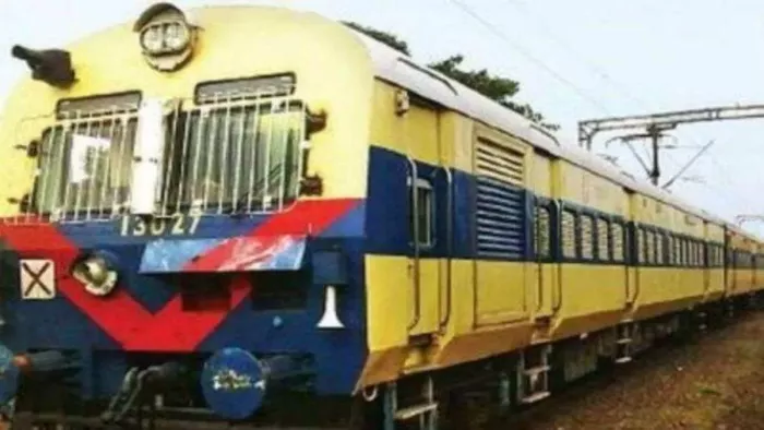हादसे का शिकार होने से बाल-बाल बची धनबाद-बांकुड़ा मेमू ट्रेन।