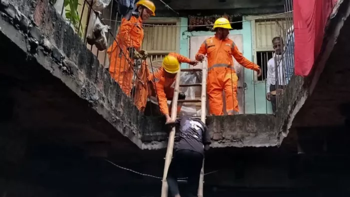 वाराणसी में फिर हादसा- भरभराकर गिरी मकान की सीढ़ी।