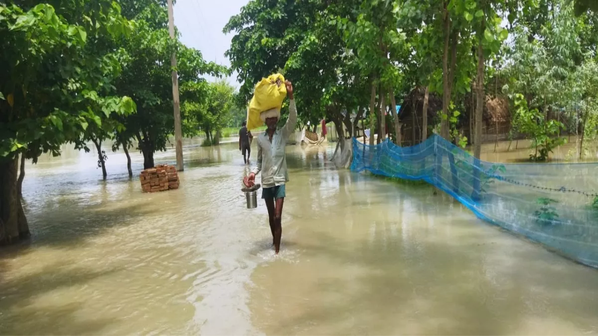 Flood In Sitapur: बैराज से छोड़ा गया 4.25 क्यूसेक पानी, 100 गांवों पर बाढ़ का संकट