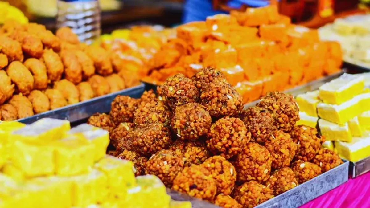 Adulterated Sweets: रक्षाबंधन से पहले मिठाई की दुकानों पर छापेमारी, दो क्विंटल रंगीन रसगुल्ले किए गए नष्ट