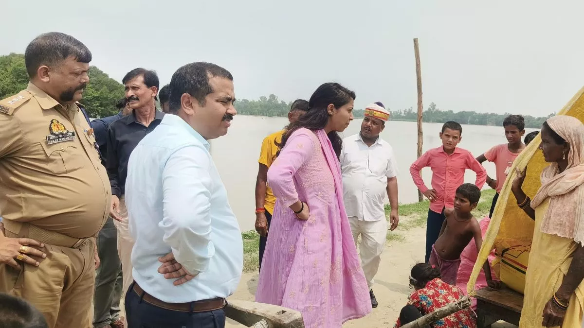 बाराबंकी में लाल निशान से 47 सेंटीमीटर ऊपर पहुंची सरयू, घरों में पहुंचा बाढ़ का पानी; ग्रामीणों का पलायन शुरू