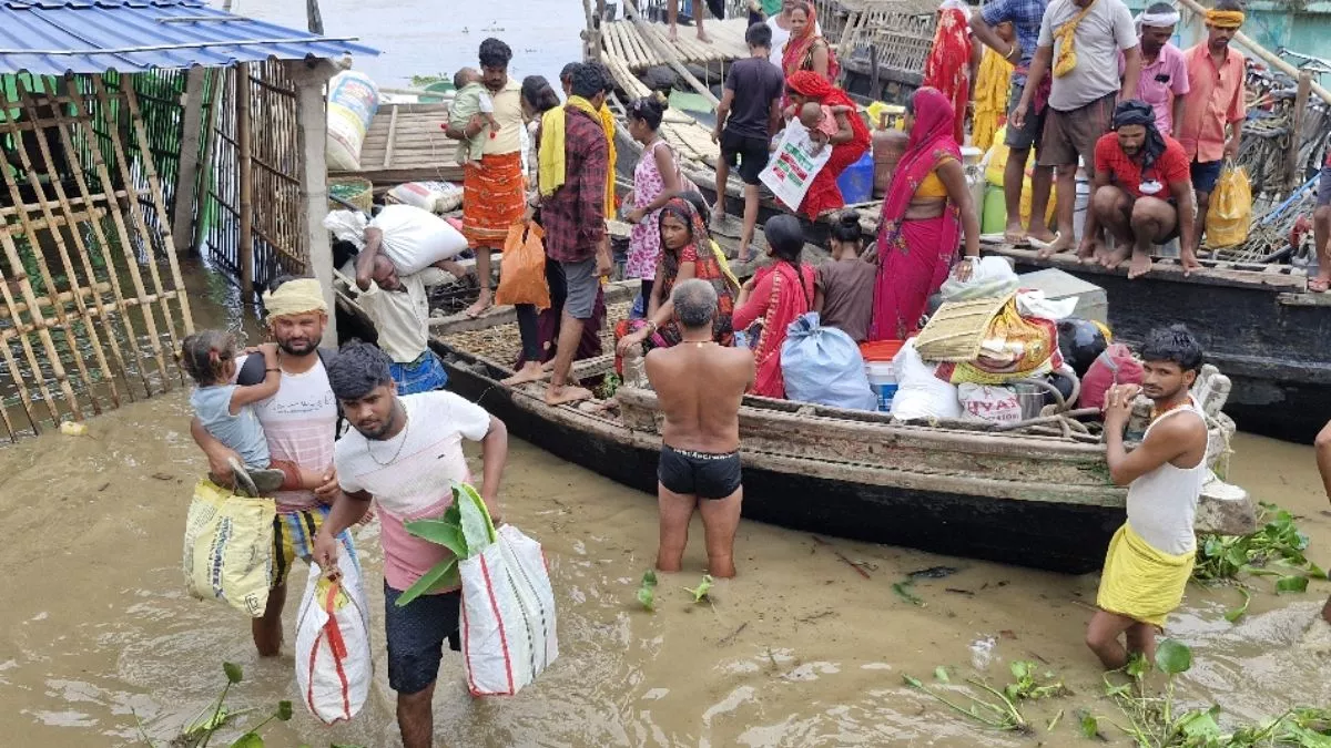 Bihar Flood: पटना में घरों में घुसा गंगा का पानी, पलायन करने को मजबूर हुए लोग