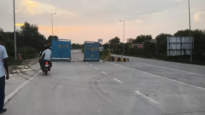 बाढ़ के कारण पुल पर दबाव बढ़ने की आशंका है।