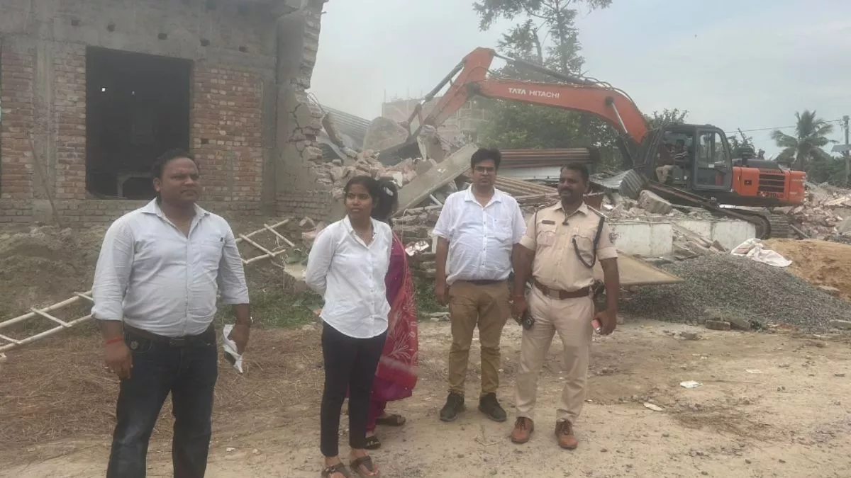 Bulldozer Action: बिहार के इस जिले में गरजा प्रशासन का बुलडोजर, कई मकानों को तोड़ा; छावनी में बदला क्षेत्र