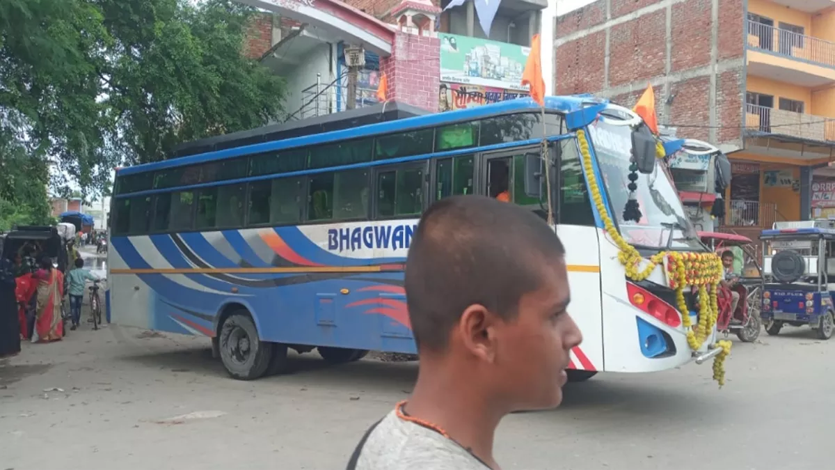 कैमूर के चैनपुर मुख्यालय की दुर्दशा, बस स्टैंड नहीं, जबकि सड़क निर्माण पर हो रहा है करोड़ों का खर्च