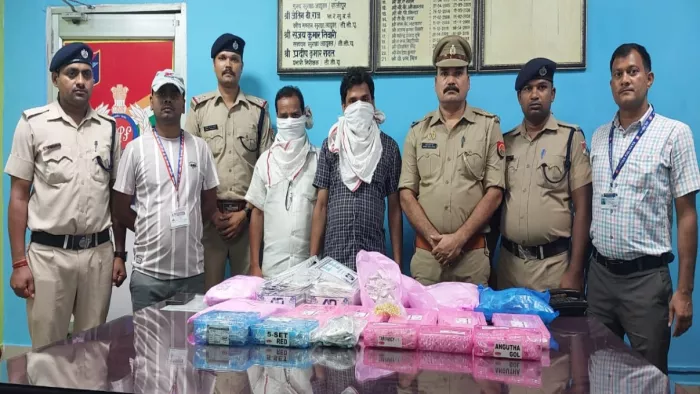 चंदौली में पीडीडीयू नगर जंक्शन पर कार्रवाई में आभूषण तस्कर हिरासत में लिए गए हैं।