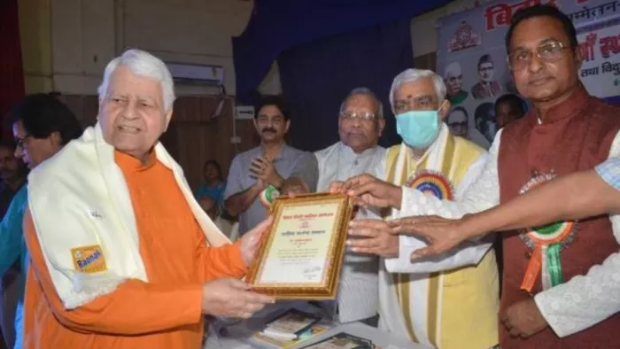 हिंदी की सेवा के लिए डॉ. महेंद्र मधुकर को नागार्जुन सम्मान। फाइल फोटो