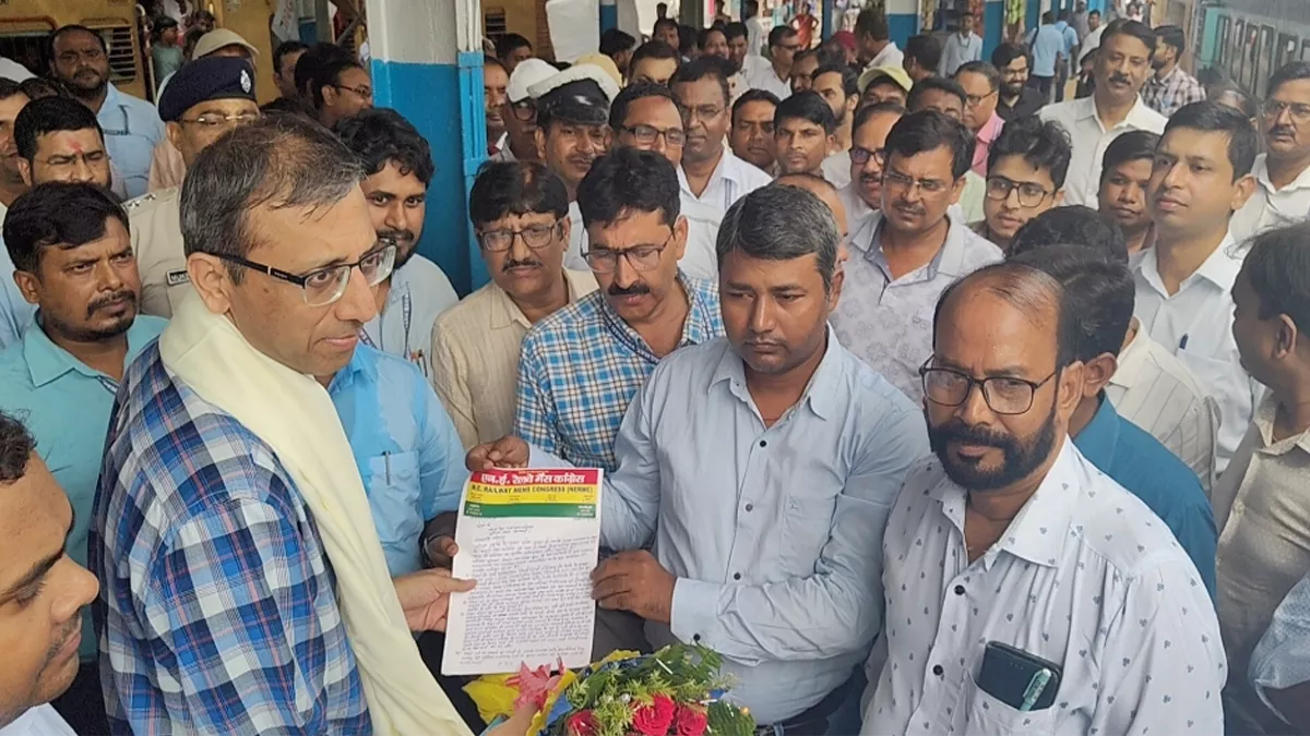 सारण में डीआरएम को ज्ञापन देकर रेलकर्मियों की समस्याओं के समाधान की मांग