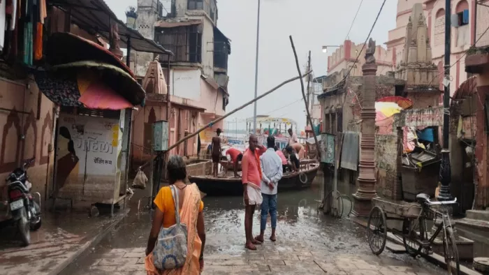 वाराणसी में गंगा नदी में बाढ़ ने कारोबार को भी प्रभावित किया है।