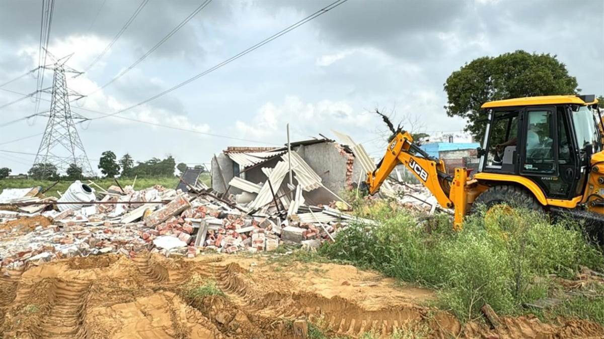 ncr dtpe bulldozer action demolition in illegal colonies of gurugram