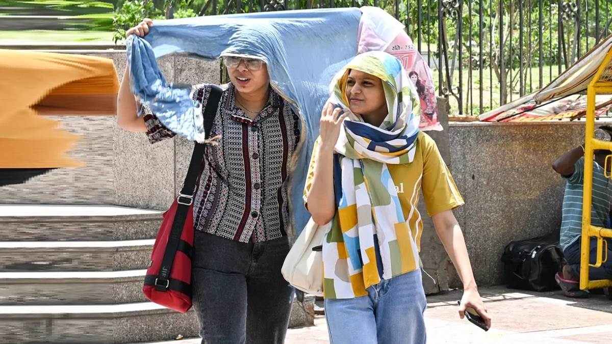 ncr delhi weather update humidity rises air quality in moderate range rains latest updates